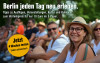 Ein Bannerbild, das für ein tägliches E-Paper über Berlin wirbt. Das Bild zeigt eine Gruppe lächelnder Menschen, die eine Veranstaltung im Freien genießen. Im Vordergrund steht eine Frau mit Strohhut und Brille, die den Betrachter direkt anlächelt. Hinter ihr stehen weitere Gäste, leicht unscharf. Der Bannertext lautet „Berlin jeden Tag neu erleben. Tipps zu Ausflügen, Veranstaltungen, Kultur und Kulinarik zum Vorteilspreis für nur 10 Euro im E-Paper.“ Ein gelber Kreis markiert „Jetzt 4 Wochen testen. Endet automatisch.“