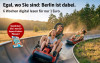 Familie rutscht lachend, Werbung: '6 Wochen digital lesen für 1 Euro, gewinnen Sie 1 von 10 Super-Ferien-Pässen'