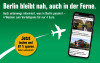 Werbung für die News-App der Berliner Morgenpost mit dem Slogan „Berlin bleibt auch in der Ferne nah“. Auf grünem Hintergrund ist eine weiße Flugzeuggrafik mit einer geschwungenen Linie zu sehen, die eine Flugroute suggeriert. Auf einem Smartphone wird die Oberfläche der News-App mit Schlagzeilen und Artikeln angezeigt. Ein gelbes, rundes Emblem unterstreicht das Angebot „Jetzt testen und 87 % sparen“ mit automatischer Kündigung. Der Gesamteindruck vermittelt den Eindruck, dass die App Nutzer auch unterwegs über Berlin informiert.