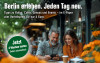 Ein älterer Mann und eine jüngere Frau sitzen lächelnd in einem Straßencafé und schauen auf ein Smartphone, das der Mann in der Hand hält. Auf dem Tisch steht eine Kaffeetasse. Der Anzeigentext lautet: „Berlin erleben. Jeden Tag neu. Tipps zu Kultur, Cafés, Genuss und Events – im E-Paper zum Vorteilspreis für nur 4 Euro.“ Ein grüner Kreis enthält die Worte „Jetzt 4 Wochen testen. Endet automatisch.